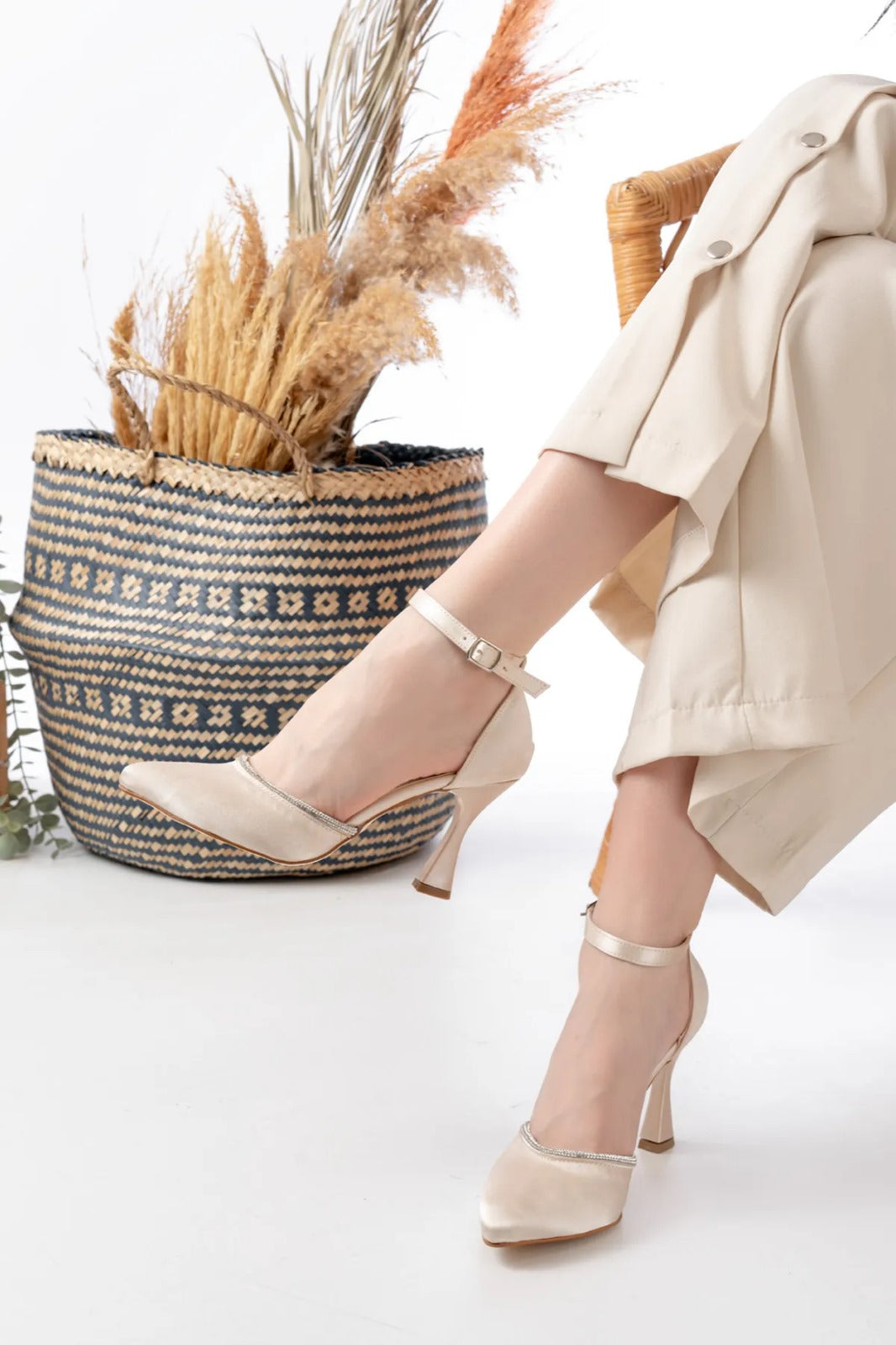 Bilekten Bağlamalı Saten Bej Topuklu Ayakkabı LV-021