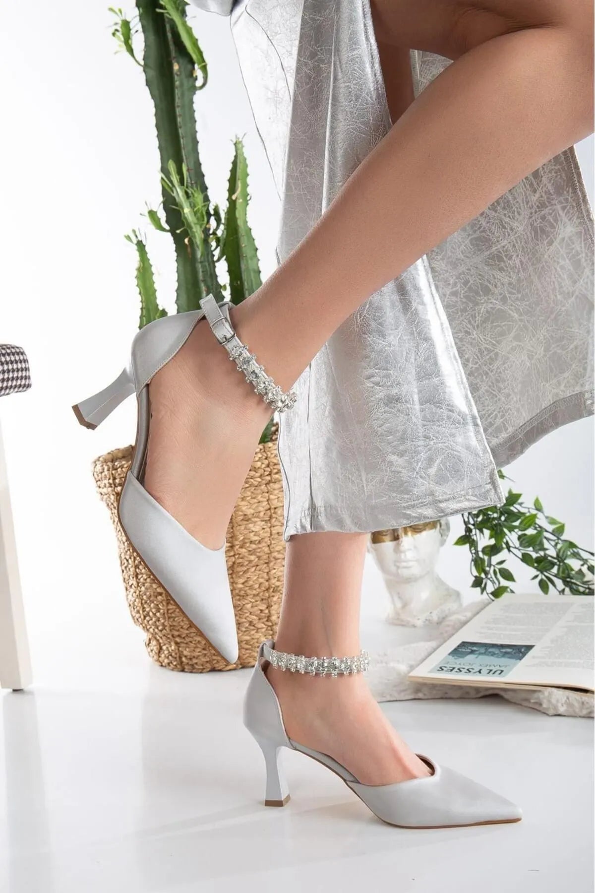 Taşlı Saten Gri Topuklu Ayakkabı LV-022
